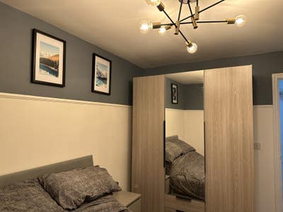 Double room with private bathroom safe quiet area Main Photo