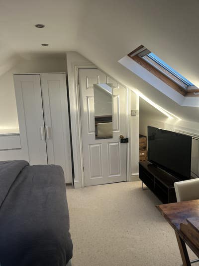 Modern and clean Double loft room with en-suite Main Photo