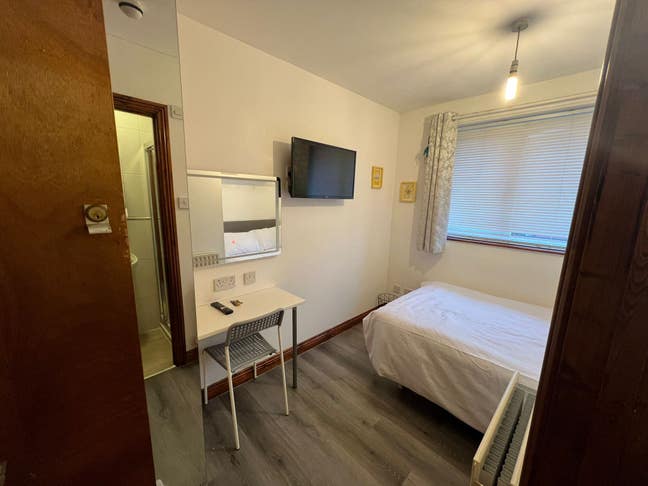 En-suite room in shared house, bills included.  Main Photo