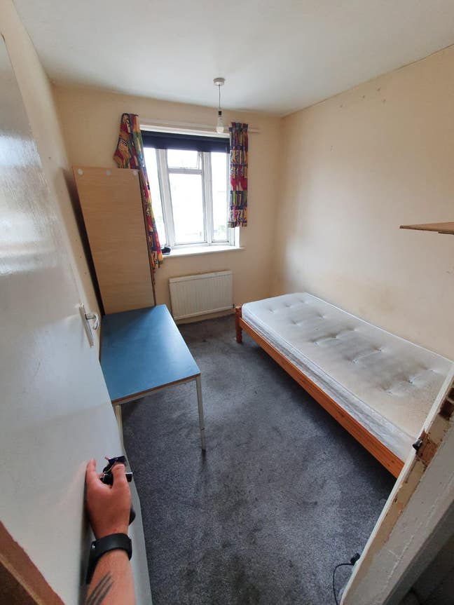 Single room in Morden Inc bills Main Photo