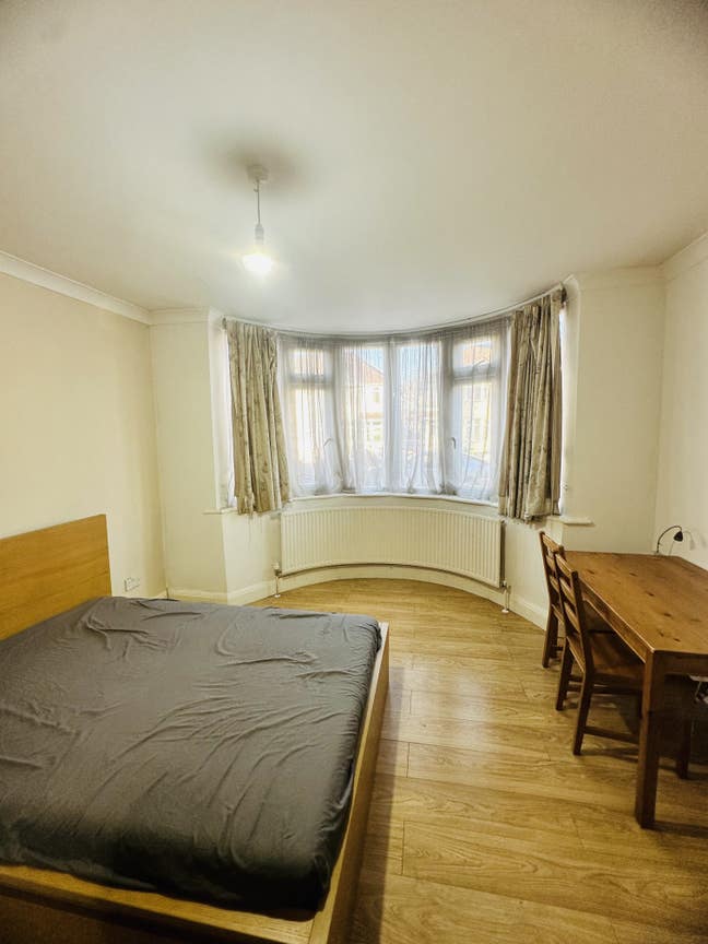 Bright & Spacious double bedroom to let Main Photo