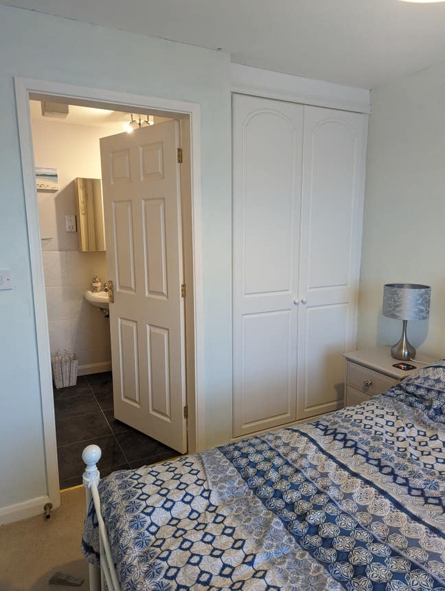 En-suite bedroom & own sitting room & kitchenette Main Photo