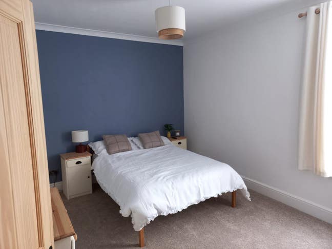 Large Bright Double Room Main Photo