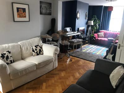 Immaculate spacious room 5min walk to high street  Main Photo