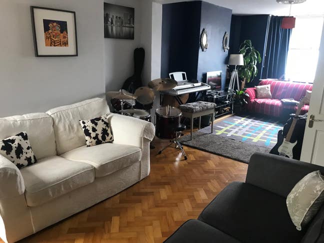 Immaculate spacious room 5min walk to high street  Main Photo