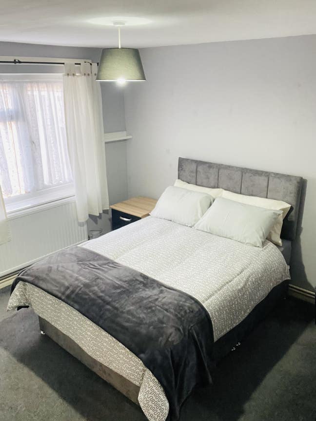 Room to let in Charlton Littleheath Main Photo