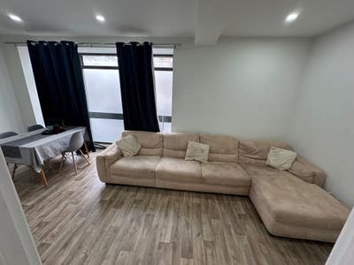 Luxury Room in 2-Bed Flatshare in Town Centre! Main Photo
