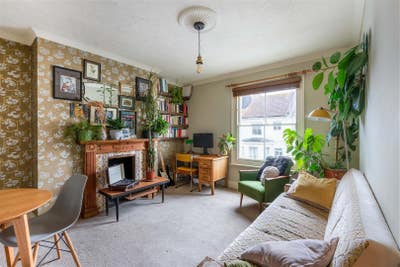 Large double rooms available in a spacious 2-bed  Main Photo