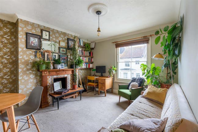 Large double rooms available in a spacious 2-bed  Main Photo