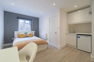 En-Suite Room next to High Street and Station Main Photo