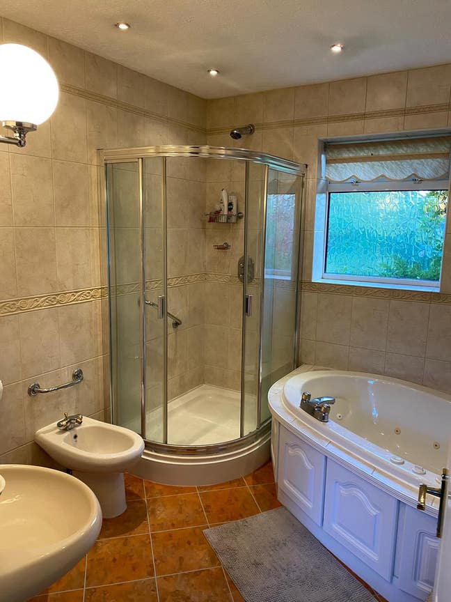 Spacious room to rent in Camberley (Close to FPH) Main Photo