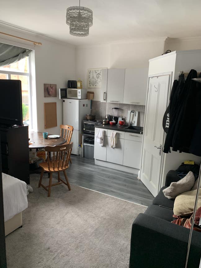 Studio FLAT,Nr Birmingham,Town centre, bills Inc Main Photo