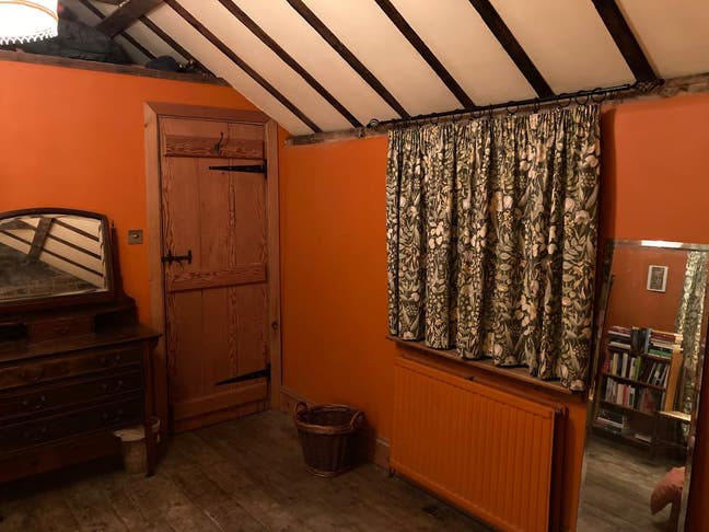 Short term room to rent in old coach house Main Photo