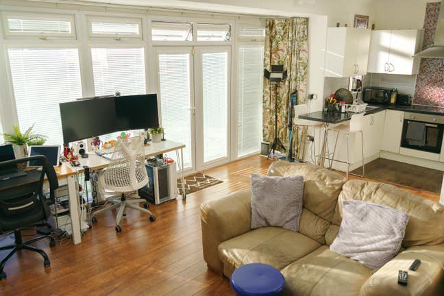 Stunning large 1 bed/Studio flat Mitcham/Tooting  Main Photo