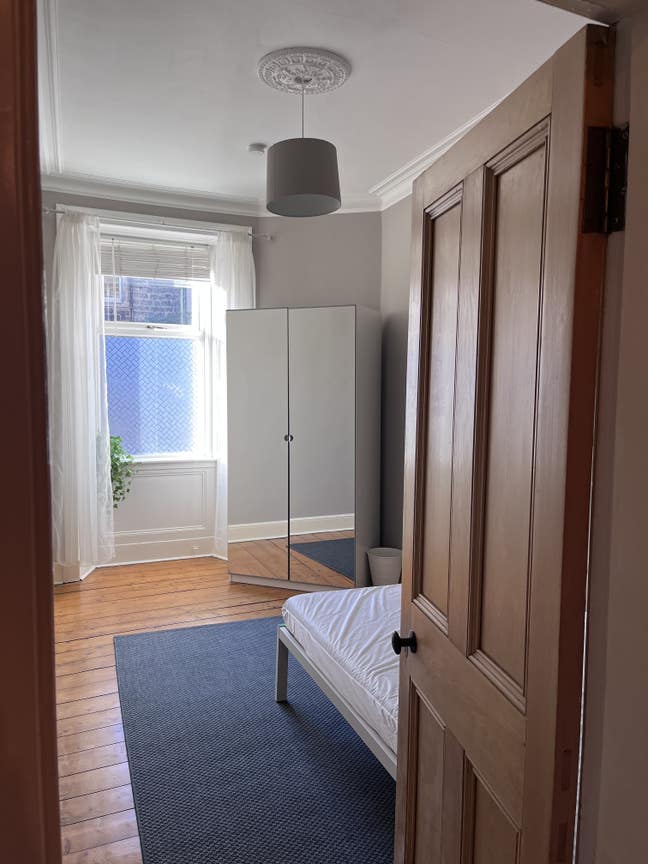 Room in 2 bed tenement flat by Leith Links Main Photo