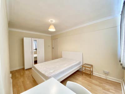 Spacious Bedroom - No Deposit + Bills Included! Main Photo