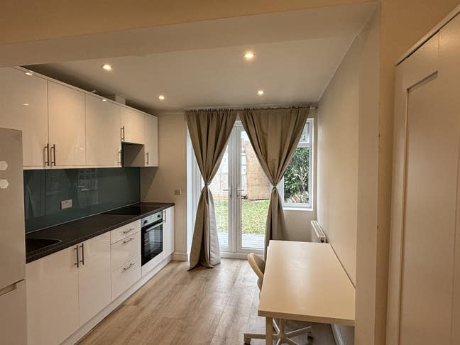 Beautiful large studio with living room  w12  Main Photo
