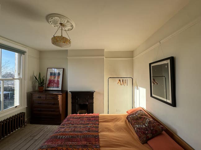 Bright and spacious double room for rent in CR7 Main Photo
