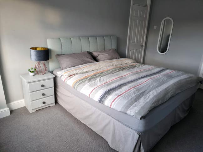 Large Super Queen bedroom in quiet cul-de-sac Main Photo