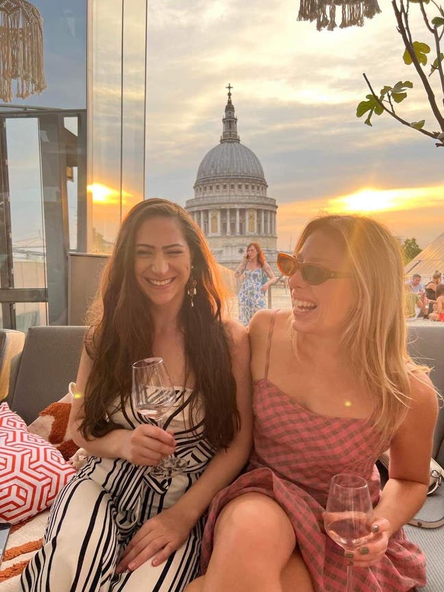 Sociable, Professional Female seeking double room  Main Photo