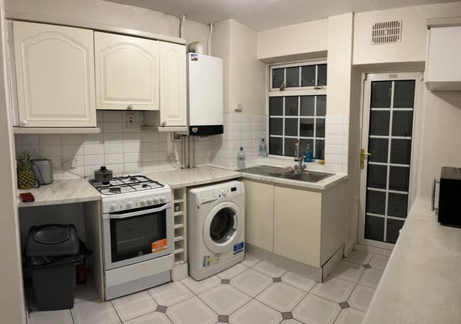 Bow, E3, Lovely 4 Bed Terraced House with Garden  Main Photo