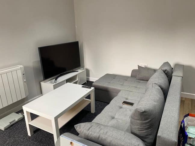 Stunning Flat in Littleton Road! Main Photo