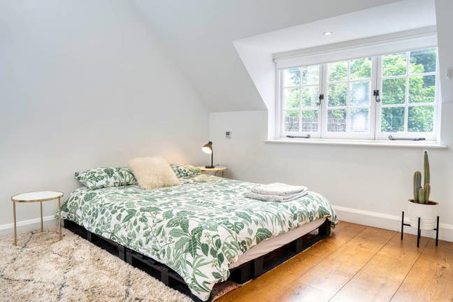 Lovely light loft-like room in Brentford Main Photo