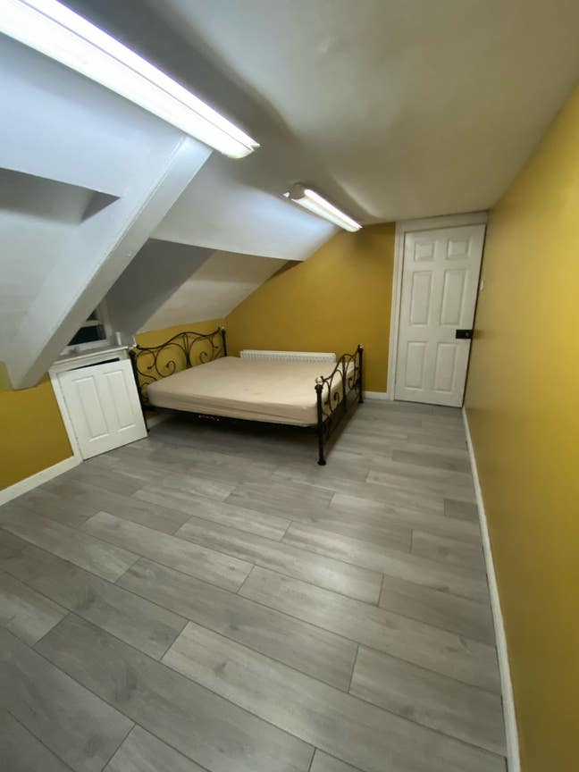 Large family room  Main Photo