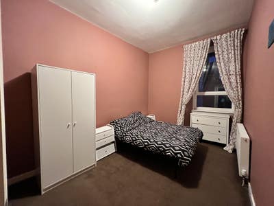 Flat to rent - West End Main Photo
