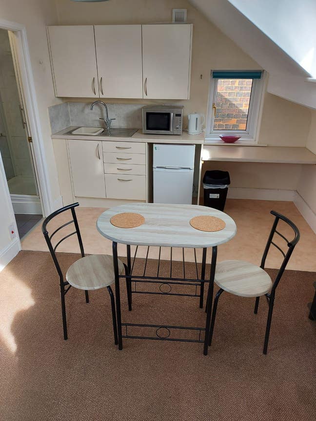 LARGE Serviced Studio-LOFT close to college Main Photo