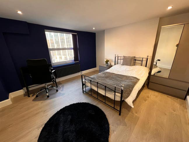 Lush Large Double Bedroom Next to City Main Photo
