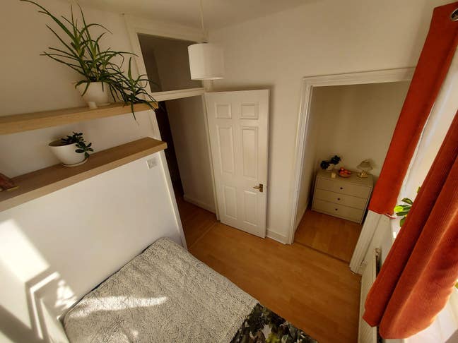 Single room in a friendly household Main Photo
