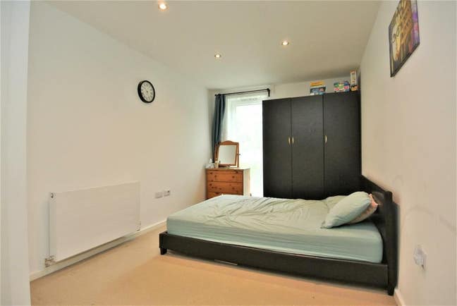 Double ensuite room to let - Females only please Main Photo
