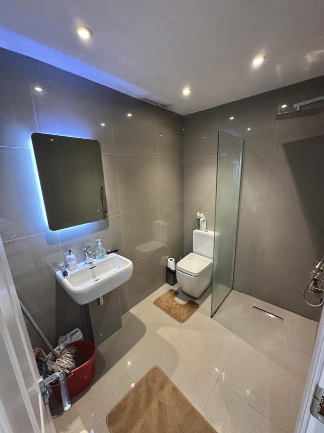 Large Ensuite bathroom  N22 bill included  Main Photo