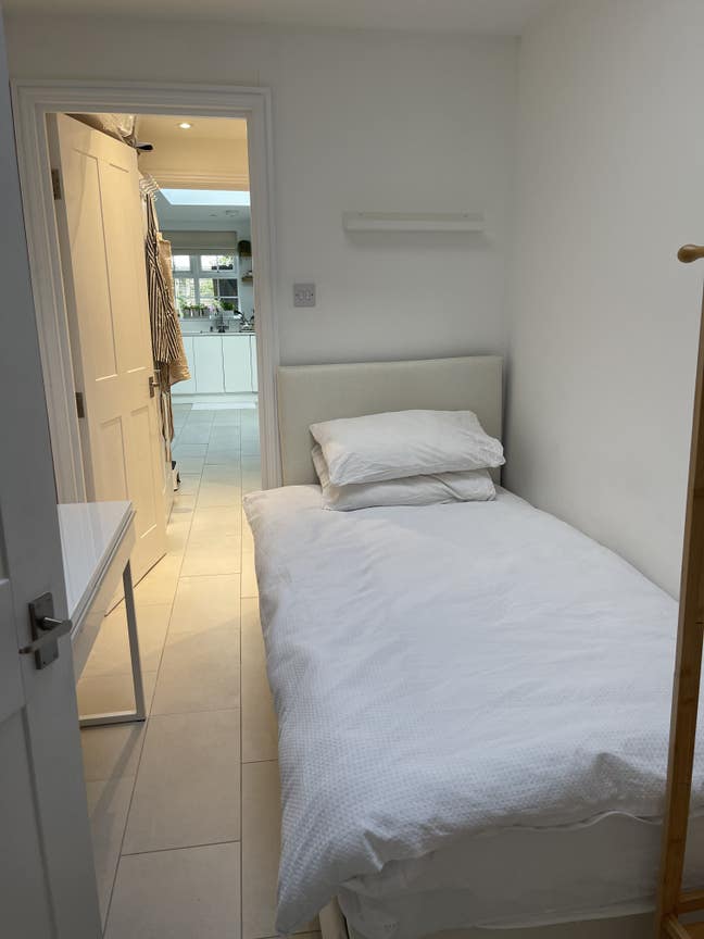 Very small single clean room to share with landl Main Photo