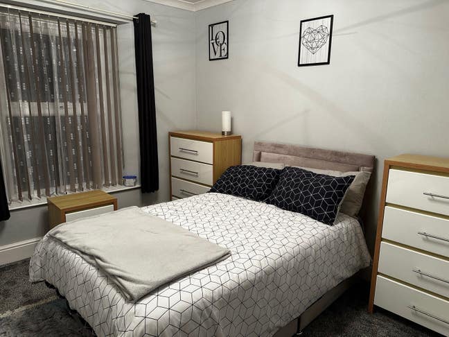 Newly decorated double bedroom Main Photo