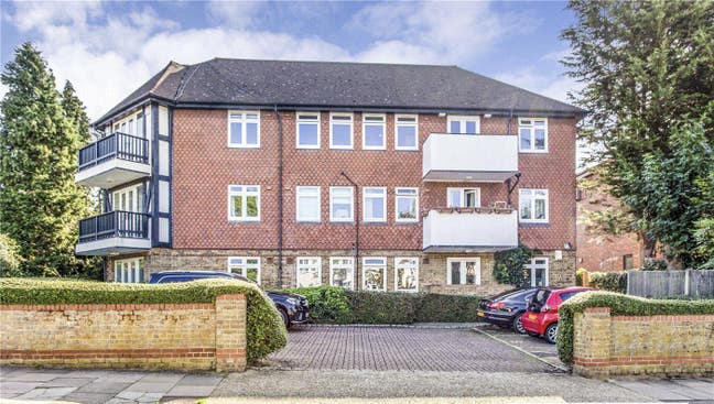 3 mins walk to Woodside Park Station Main Photo