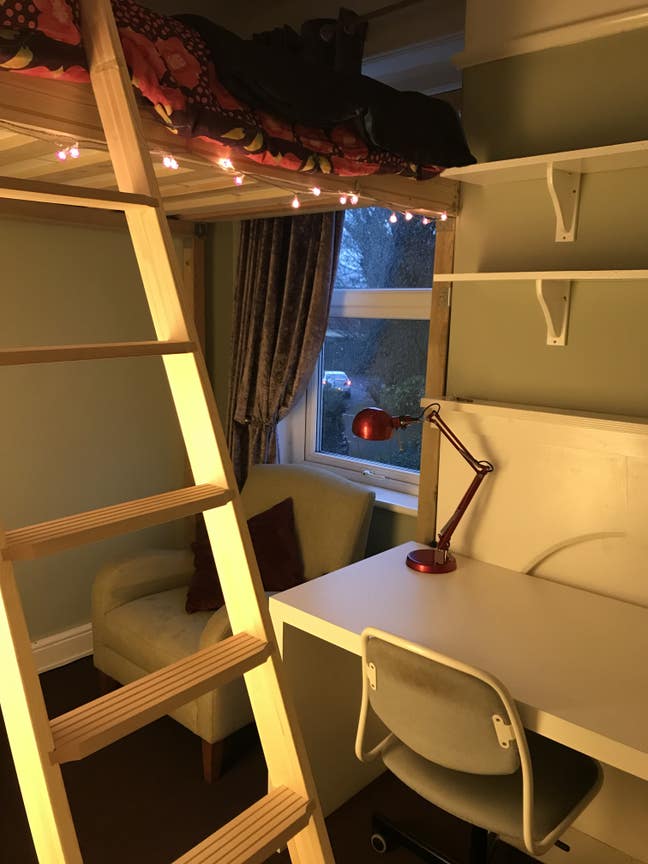 Cosy room in Stockport on main bus route  Main Photo
