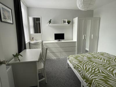 Amazing new room 8 mins to town Main Photo