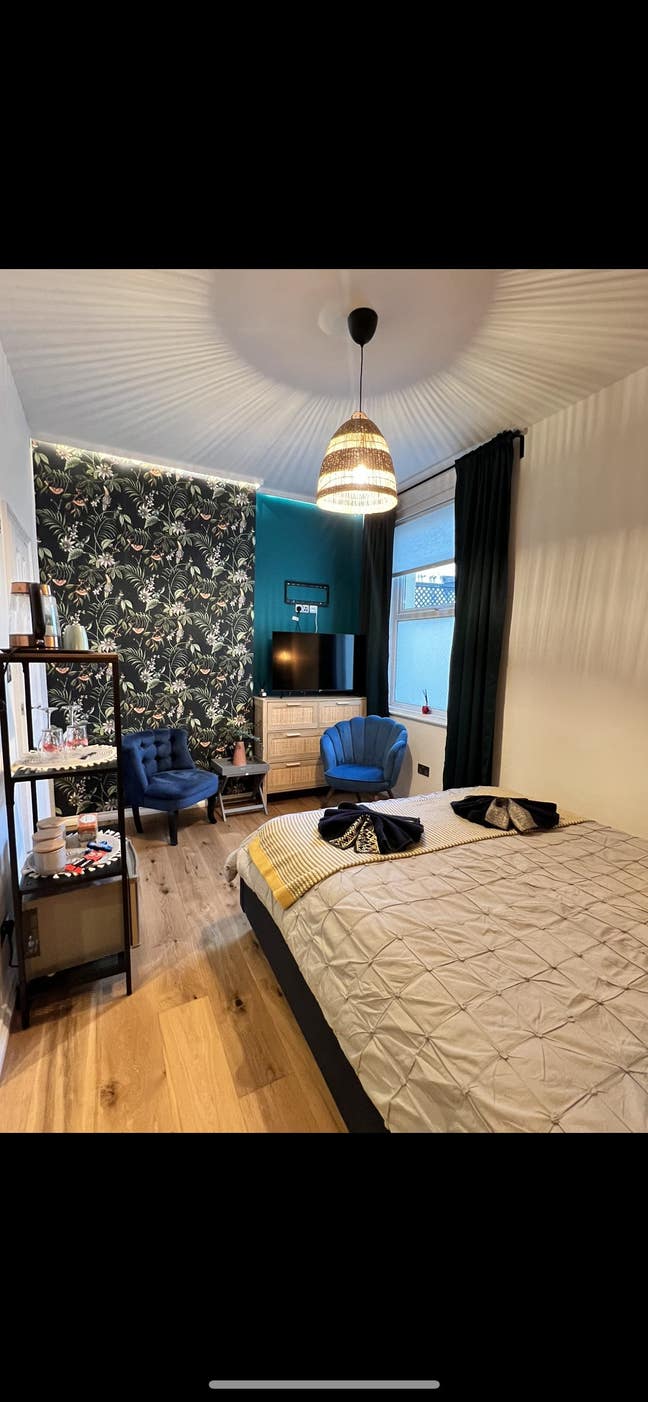 Beautiful, modern double room with ensuite.  Main Photo