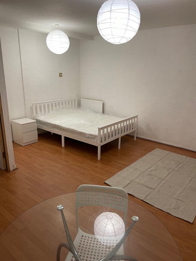 Very Spacious Double Room with Private Garden Main Photo