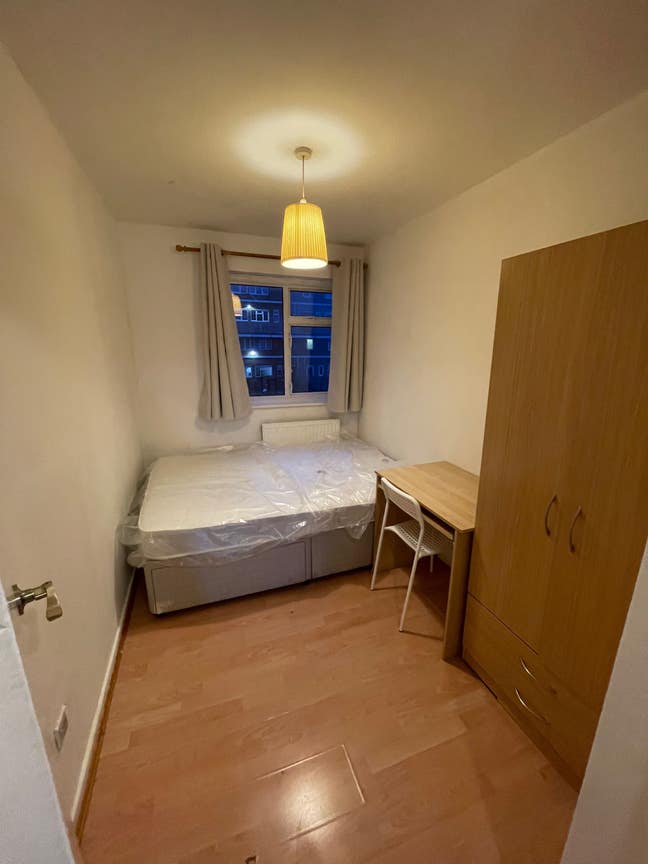Cosy Double Bedroom in the Heart of Mile End Main Photo