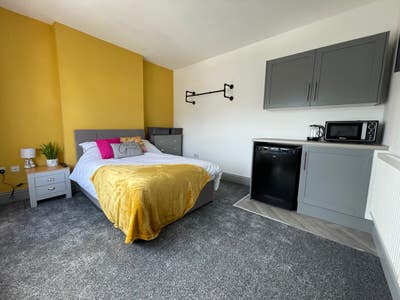 Deluxe studio En-Suite room! Main Photo