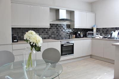 En suite room  in a professional house share  Main Photo