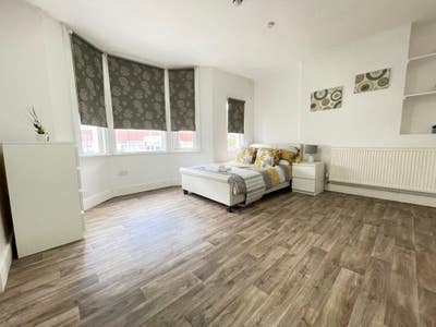 Re-Furbished Ensuite Room in Town Centre! Main Photo