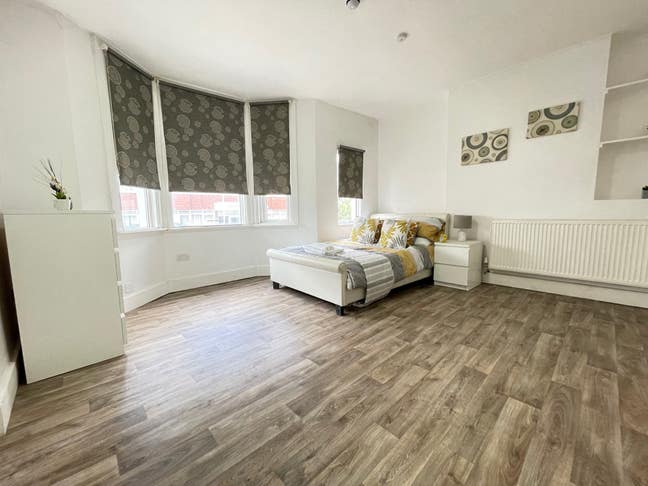Re-Furbished Ensuite Room in Town Centre! Main Photo