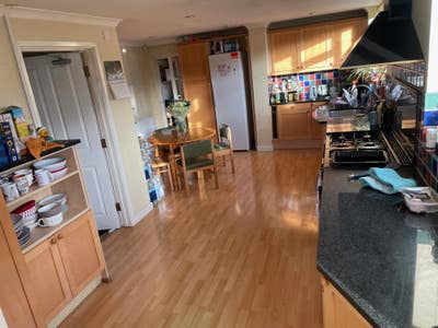  En-suite room & Office in Friendly House Main Photo