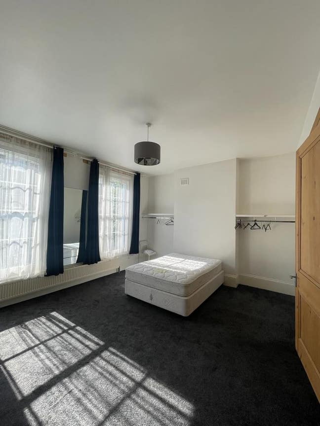 Large studio sized double bedroom, private shower  Main Photo