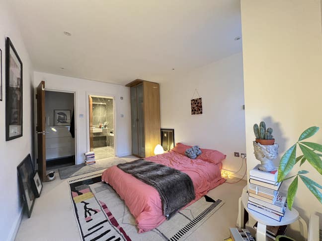 Beautiful, spacious ensuite in Crouch End Main Photo