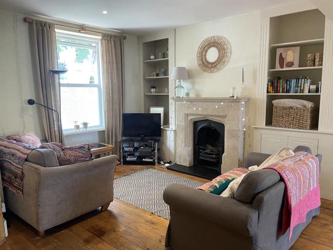 Room in 3 bedroom spacious house  Main Photo